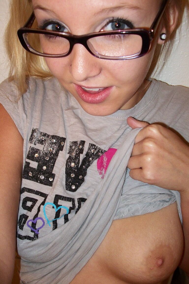 20P A linda adolescente nerd Elle 3 tira selfies de seus mamilos e bunda naturais frescos