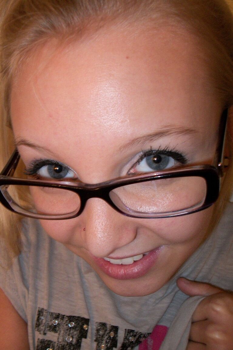 20P A linda adolescente nerd Elle 3 tira selfies de seus mamilos e bunda naturais frescos