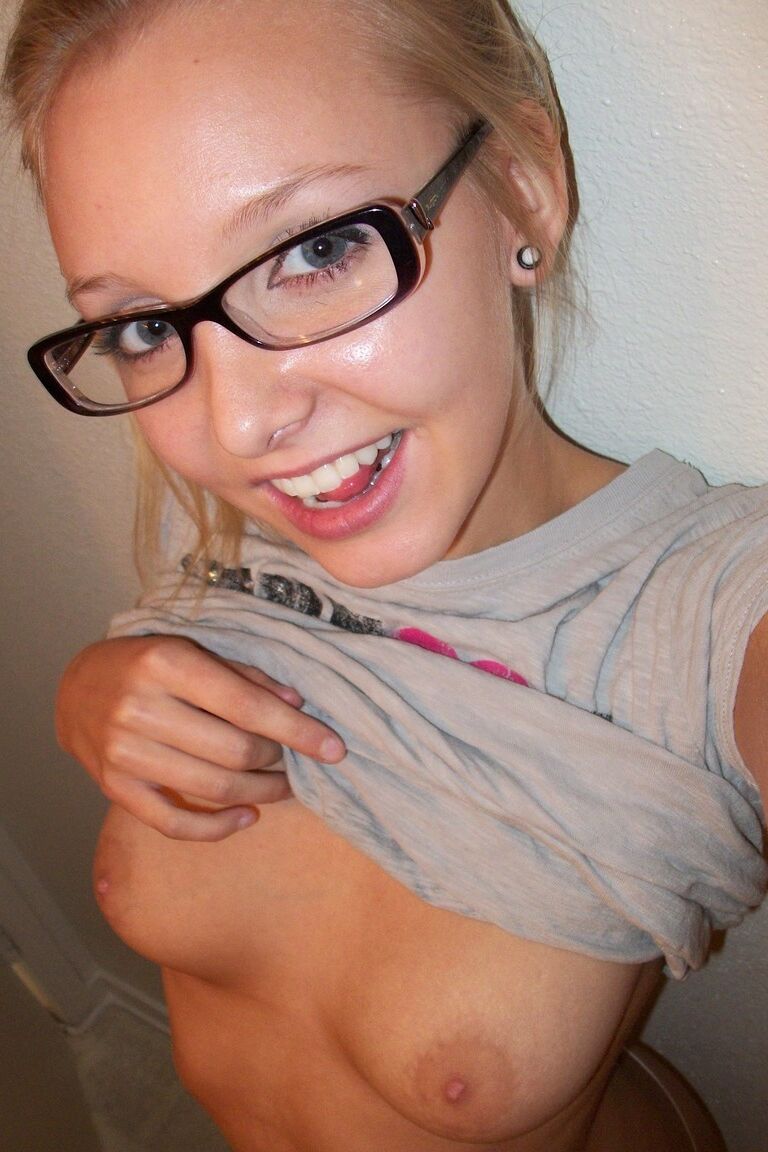 20P A linda adolescente nerd Elle 3 tira selfies de seus mamilos e bunda naturais frescos