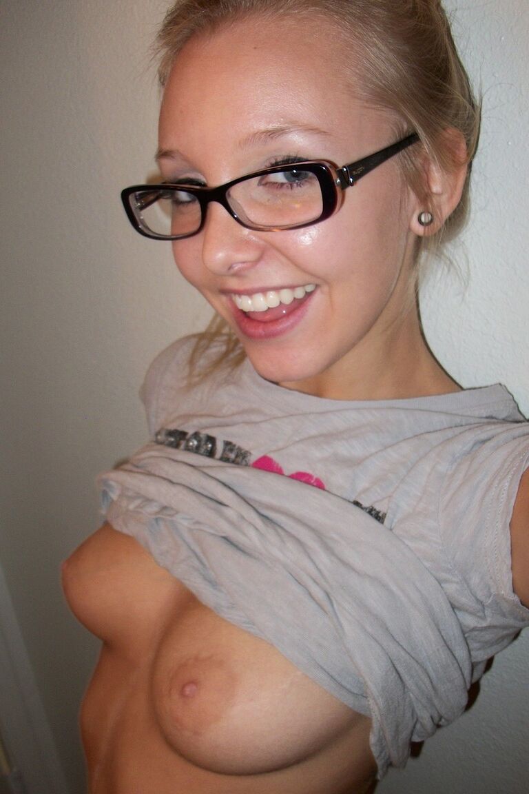 20P A linda adolescente nerd Elle 3 tira selfies de seus mamilos e bunda naturais frescos