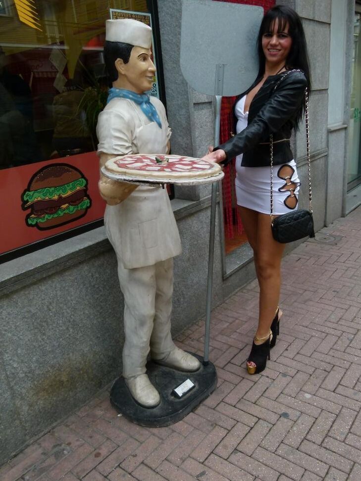 19P Floriana, une brune amateur avec un beau cul, exhibe sa chatte en public