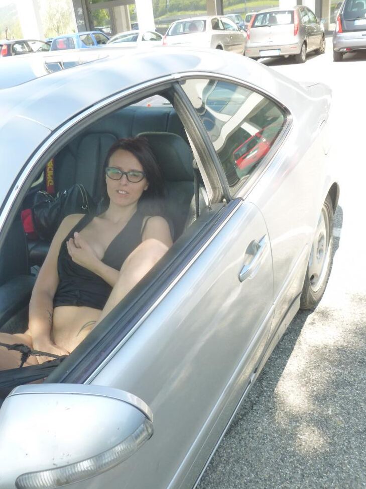 17P Slutty Rosy B juega con el coño en el auto antes de hacer una mamada en la casa
