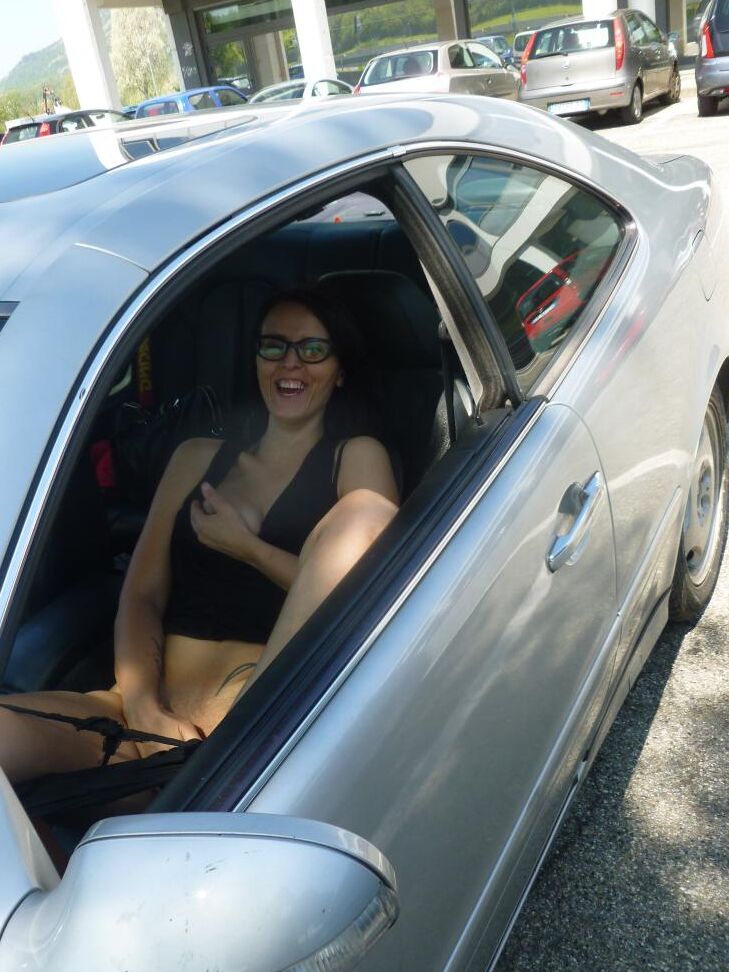 17P Slutty Rosy B juega con el coño en el auto antes de hacer una mamada en la casa