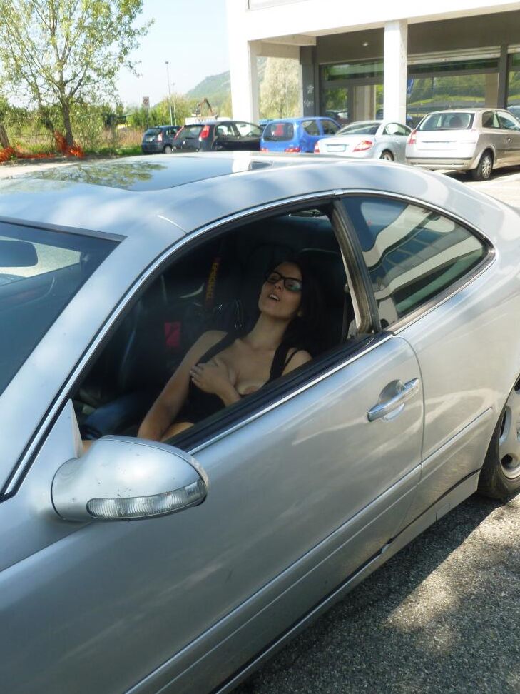 17P Slutty Rosy B juega con el coño en el auto antes de hacer una mamada en la casa
