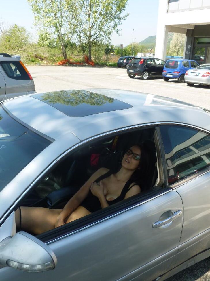 17P Slutty Rosy B juega con el coño en el auto antes de hacer una mamada en la casa