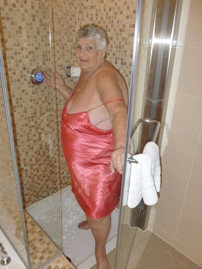 20P A velha gorda vovó Libby seca o cabelo depois do banho