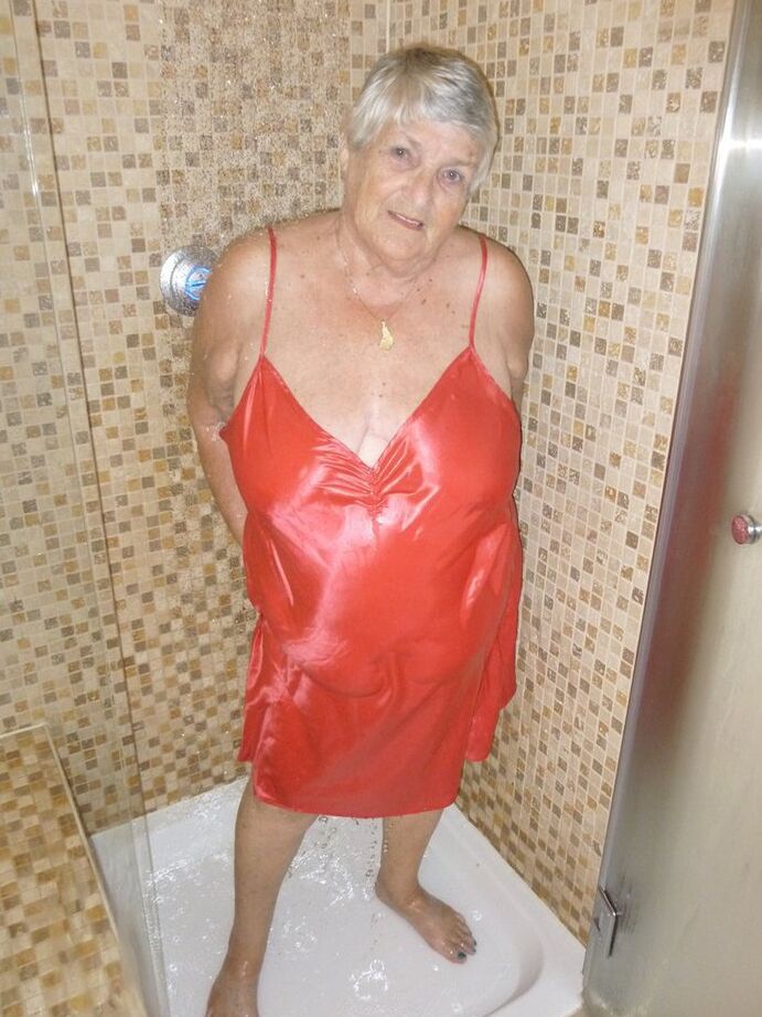 20P A velha gorda vovó Libby seca o cabelo depois do banho