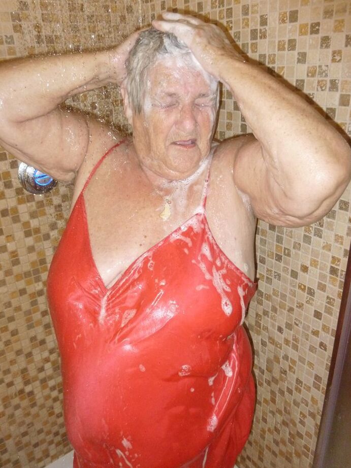 20P A velha gorda vovó Libby seca o cabelo depois do banho