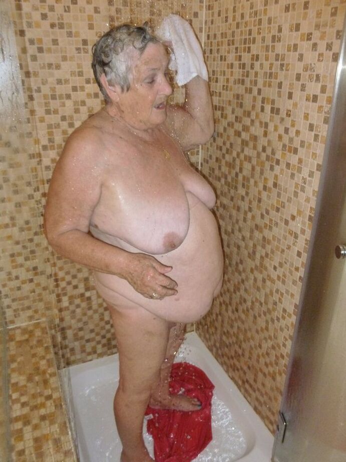 20P A velha gorda vovó Libby seca o cabelo depois do banho