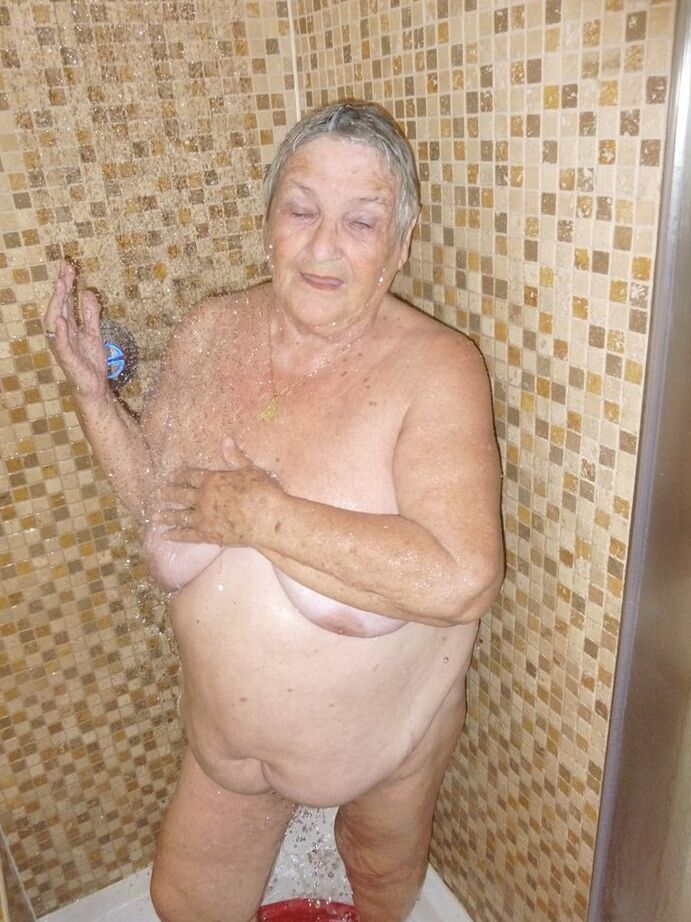 20P A velha gorda vovó Libby seca o cabelo depois do banho