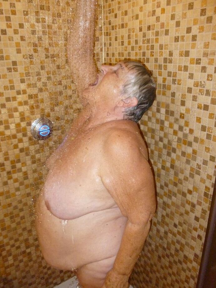 20P A velha gorda vovó Libby seca o cabelo depois do banho