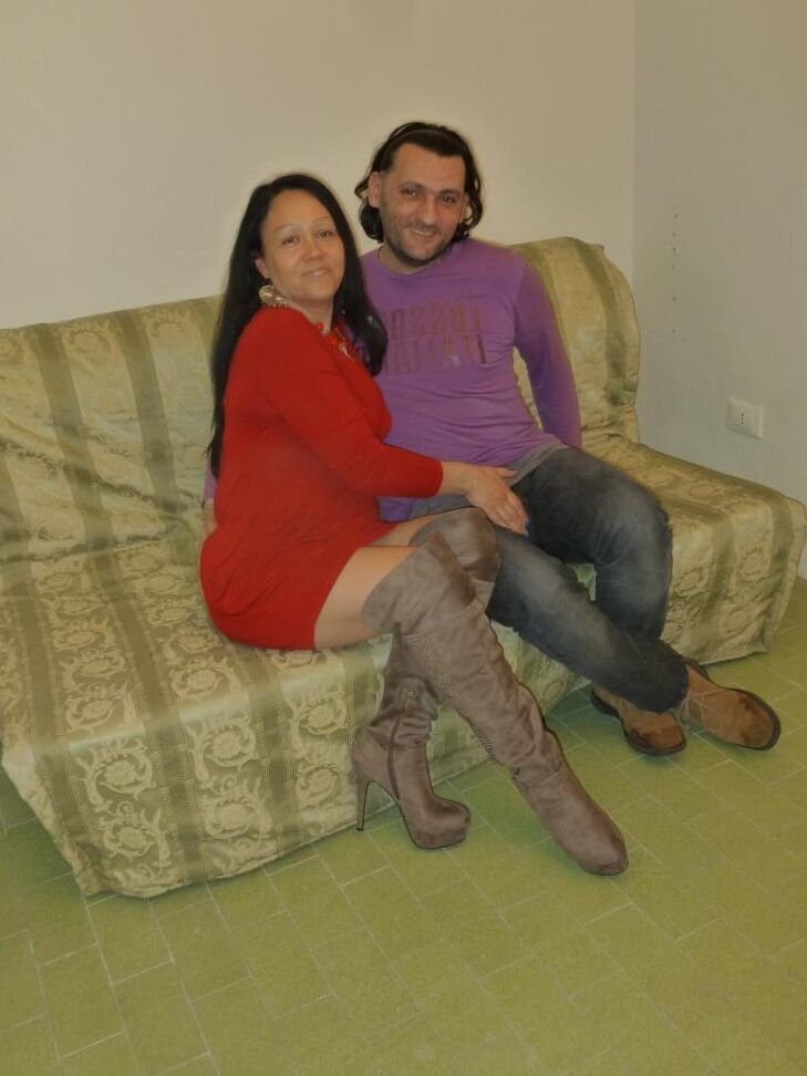 17P Une dame italienne plus âgée mange du sperme dans la main après avoir fait l'amour avec des cuissardes