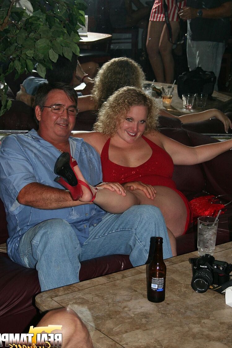 21P Brincalhão amador maduro swinger esposas provocando e beijando francês em uma festa