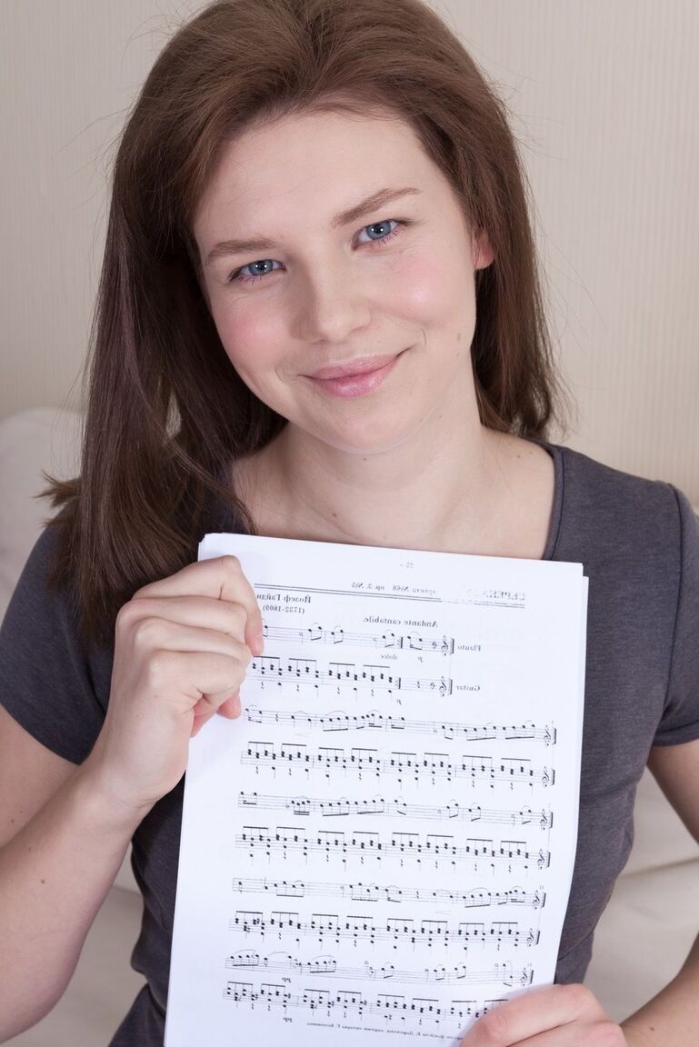 16P A linda amadora Kristina Amanda mostra o regalo peludo para financiar suas aulas de música