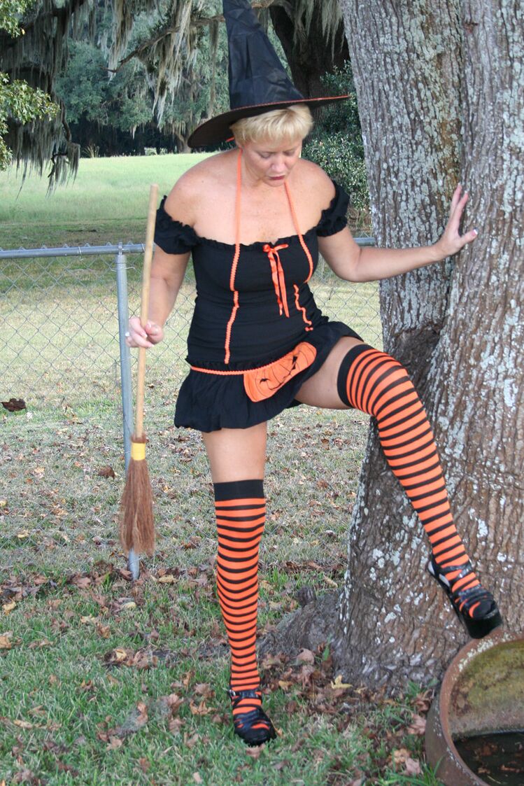 21P Madura amateur Tracy Lick jugando con una escoba al aire libre con un disfraz de Halloween