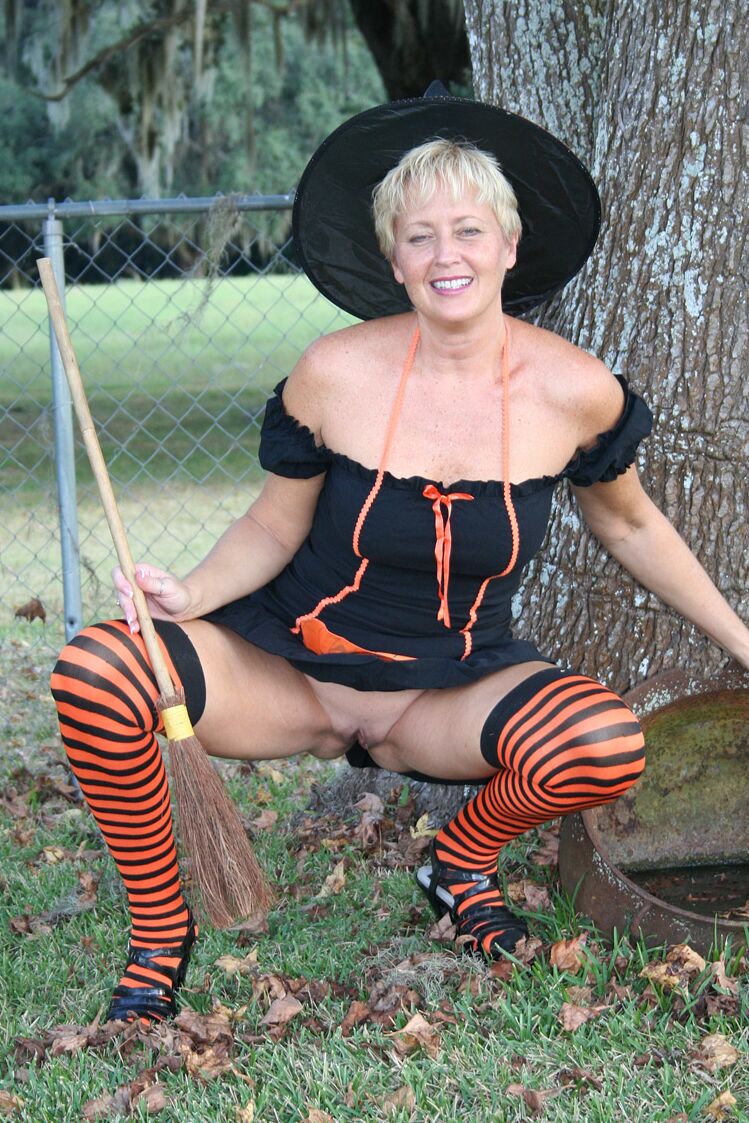 21P Madura amateur Tracy Lick jugando con una escoba al aire libre con un disfraz de Halloween