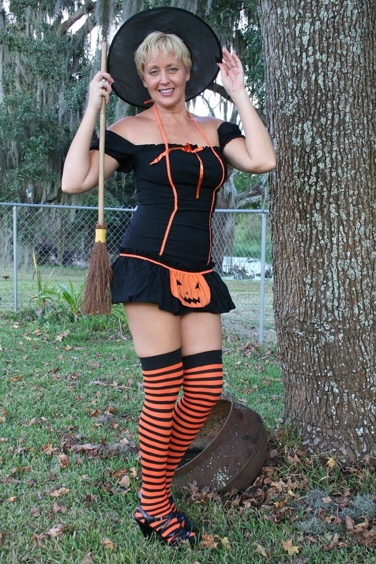 21P Madura amateur Tracy Lick jugando con una escoba al aire libre con un disfraz de Halloween