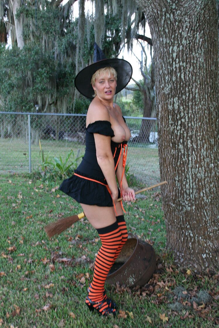 21P Madura amateur Tracy Lick jugando con una escoba al aire libre con un disfraz de Halloween