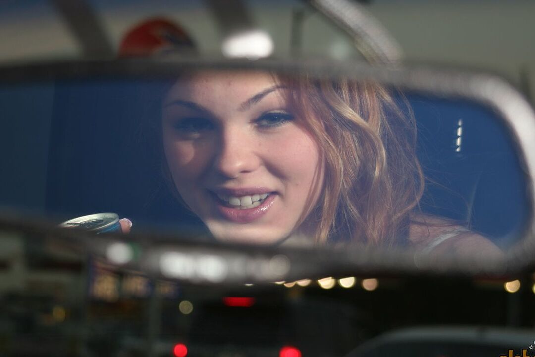 16P-Neuling Jasmine schiebt nachts ihr Höschen zur Seite, um ihre kahle Möse zu zeigen