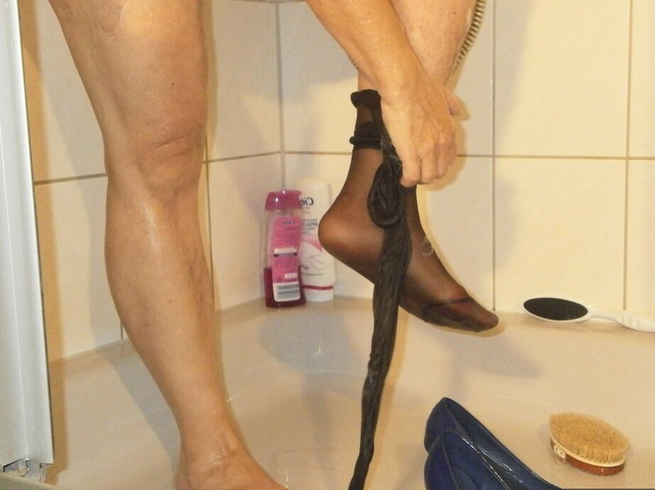 18P A senhora peituda Caro tira as meias e os saltos altos enquanto toma banho