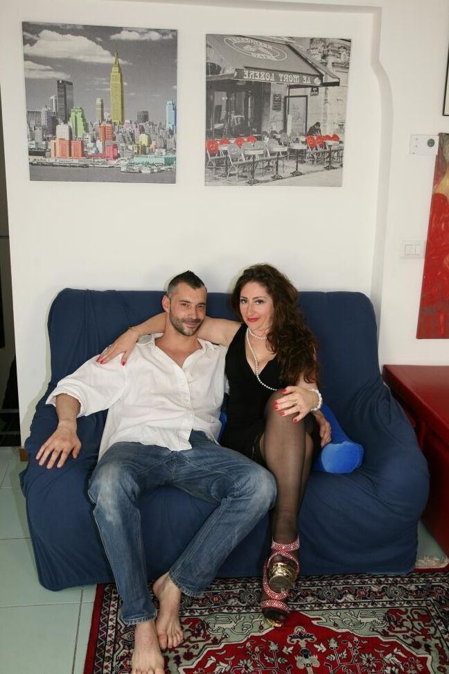 17P Mulher madura italiana em meias com ligas fodida na poltrona azul