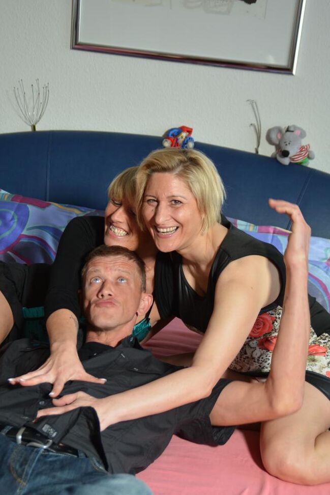 17P Skillful guy able to satisfy two blonde matures during hot threeway
