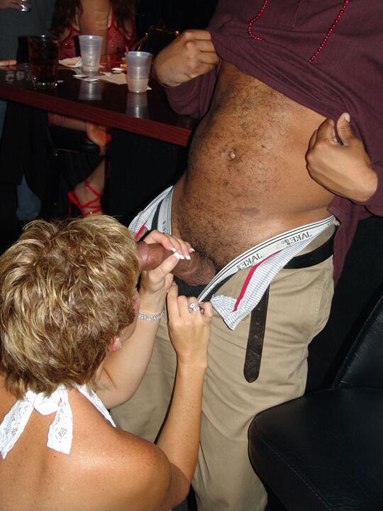 21P Double Dee, amateur mature, suce un mec au hasard tout en faisant la fête comme une star du porno