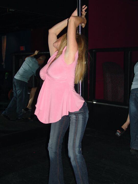 21P Double Dee, amateur mature, suce un mec au hasard tout en faisant la fête comme une star du porno