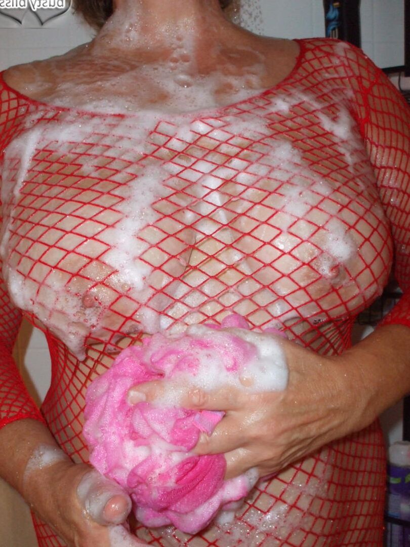 Die reife 20P-Frau Busty Bliss lässt sich von ihrem Toyboy die Muschi lecken