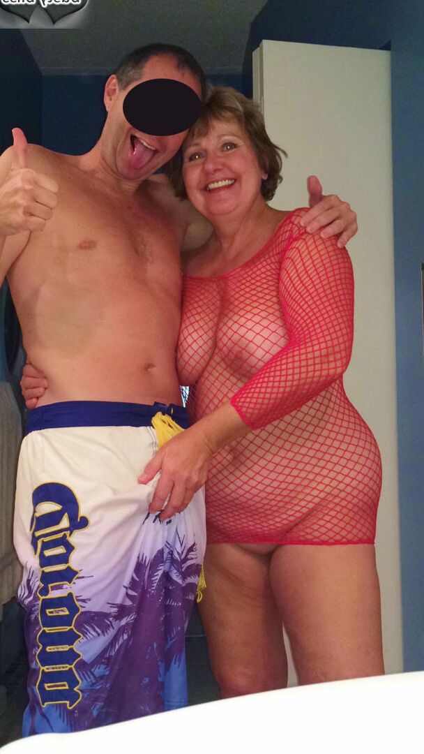 Die reife 20P-Frau Busty Bliss lässt sich von ihrem Toyboy die Muschi lecken