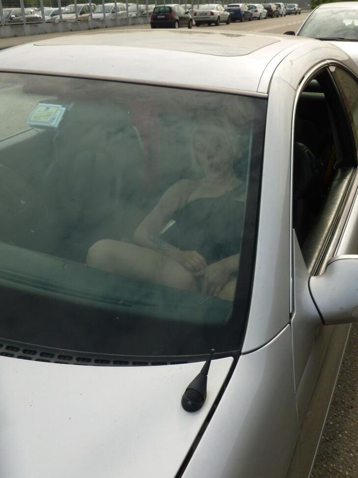 17P Madura rubia amateur se masturba en el coche