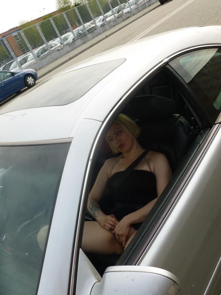 17P Madura rubia amateur se masturba en el coche