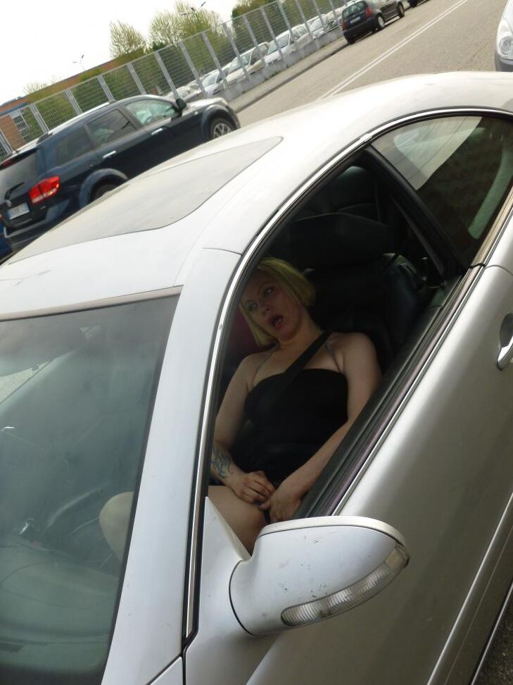 17P Madura rubia amateur se masturba en el coche