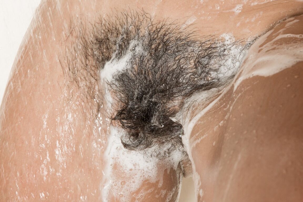 21P Erótica amadora Sophie Moore exibe sua vulva peluda