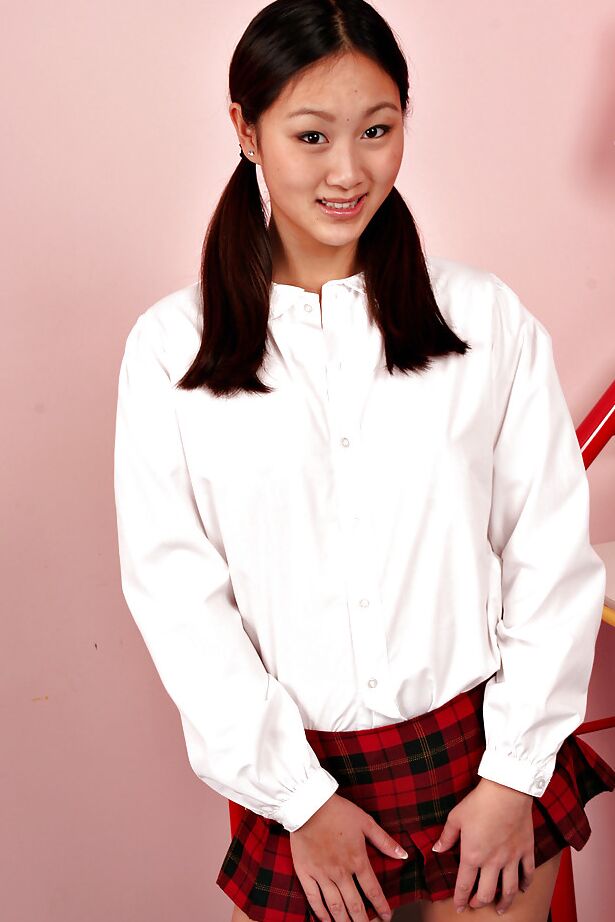 16P Die süße asiatische Debütantin Evelyn Lin zieht die Schulmädchenuniform aus