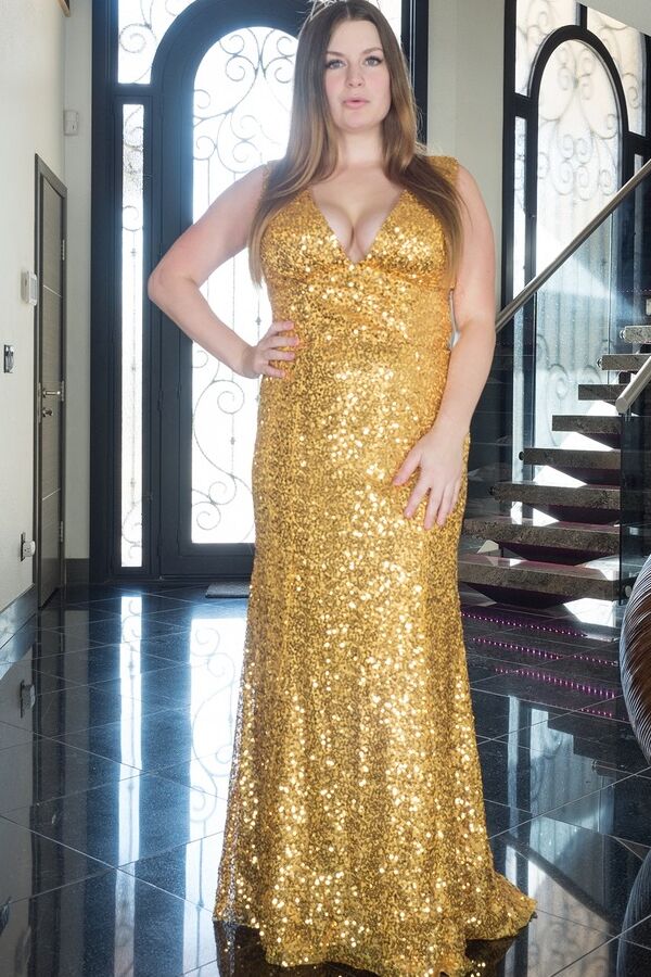 15P Modelo amadora grossa levanta seu vestido longo para fotos sem calcinha