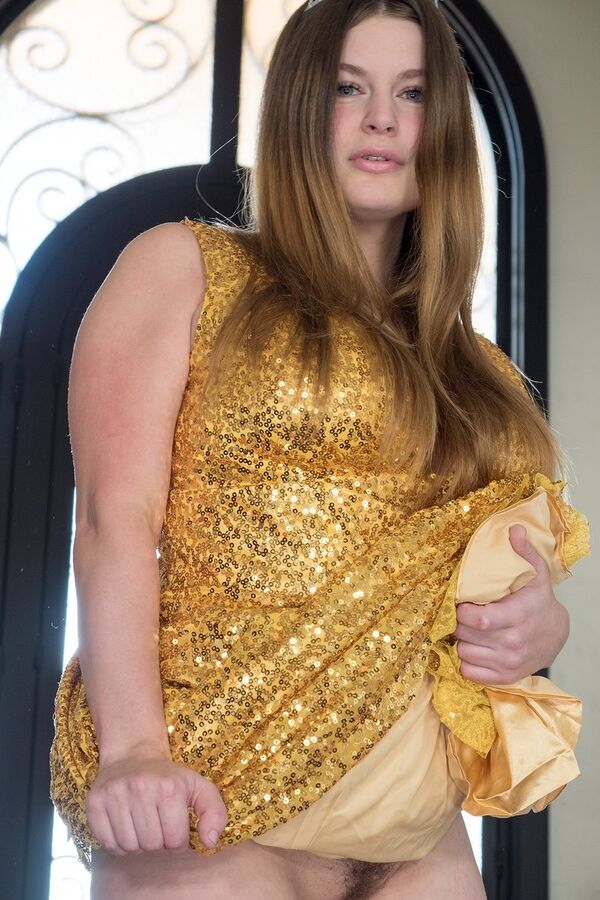 15P Modelo amadora grossa levanta seu vestido longo para fotos sem calcinha