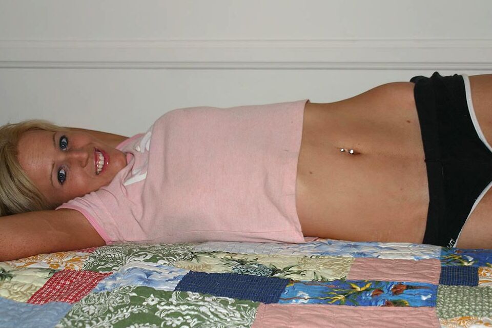 16P Jessica rubia natural lleva el pelo recogido mientras se desnuda por primera vez