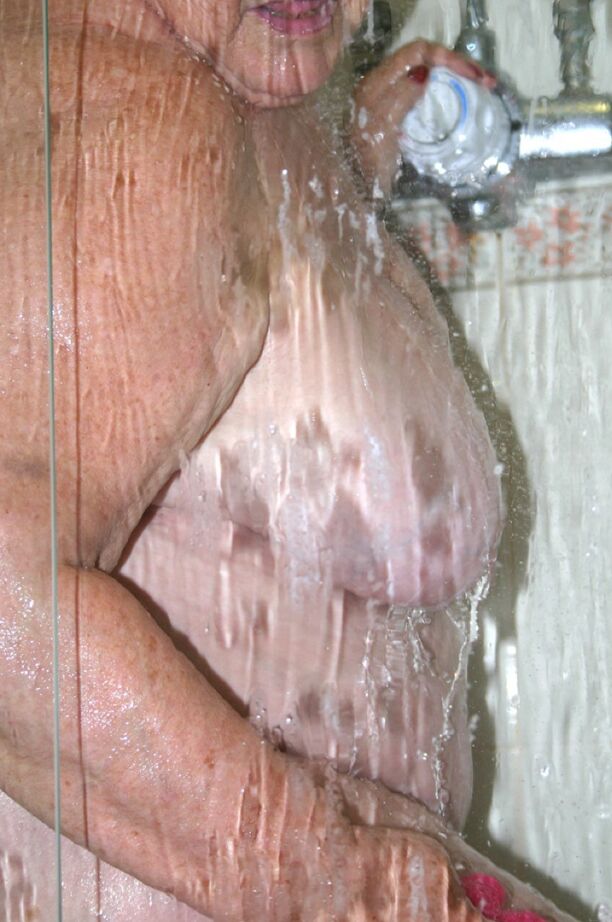20P Grand-mère obèse, grand-mère Libby, caresse son corps nu en prenant une douche