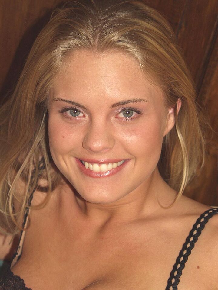 Die 16P blonde Amateurin Jordan teilt ihre Muschi lispelnd auf einem Bett in Plateau-Absätzen