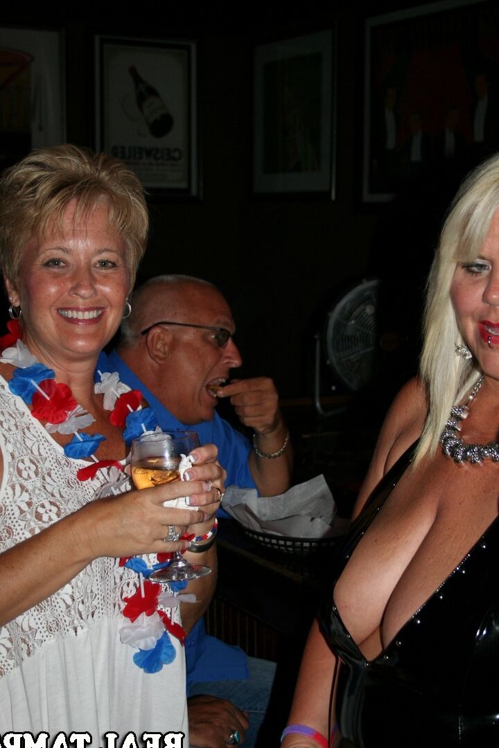 20P Esposas swingers maduras cachondas exponen sus grandes tetas