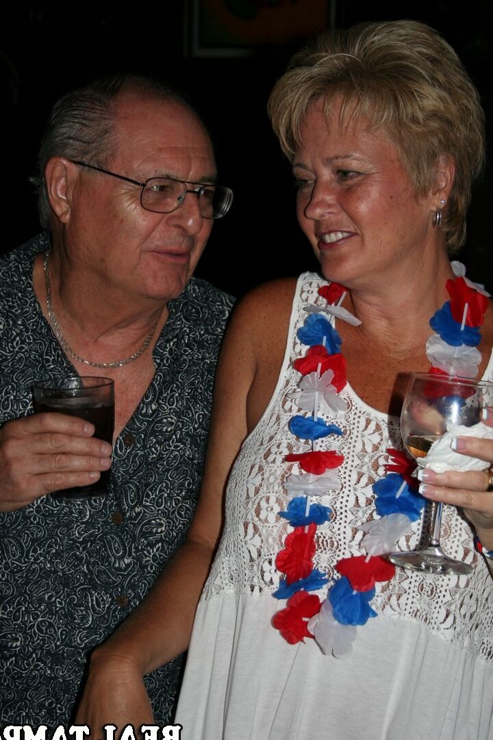 20P Esposas swingers maduras cachondas exponen sus grandes tetas