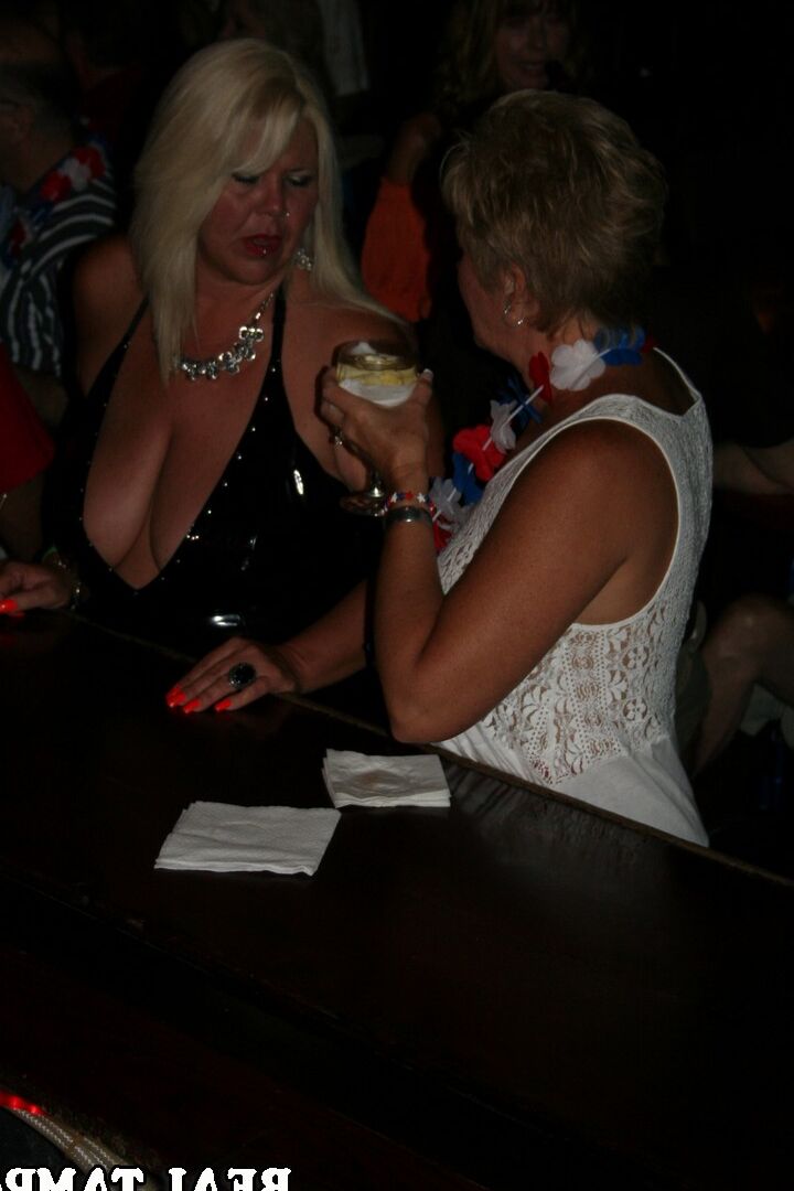 20P Esposas swingers maduras cachondas exponen sus grandes tetas