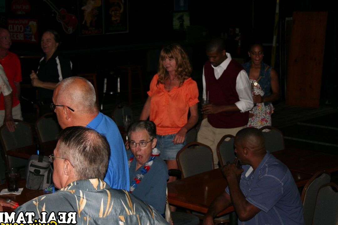 20P Esposas swingers maduras cachondas exponen sus grandes tetas