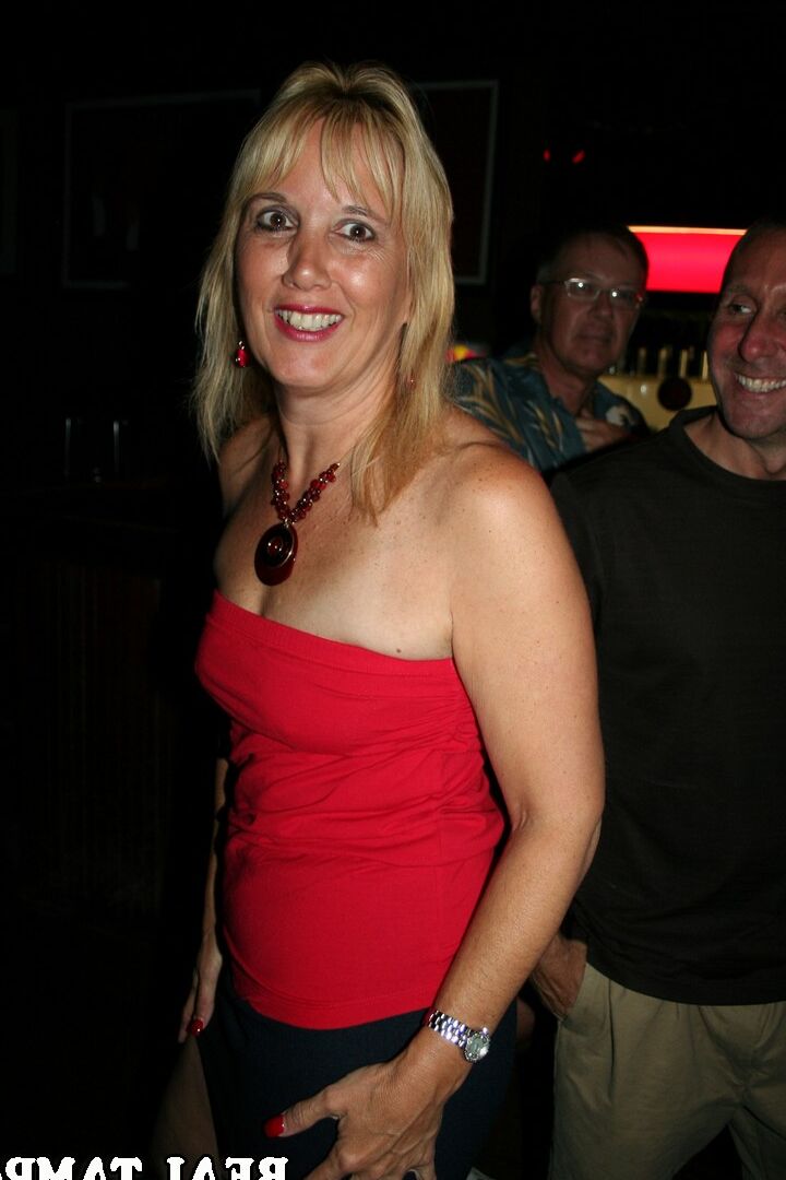 20P Esposas swingers maduras cachondas exponen sus grandes tetas