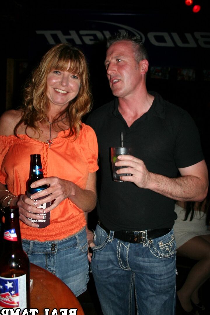 20P Esposas swingers maduras cachondas exponen sus grandes tetas