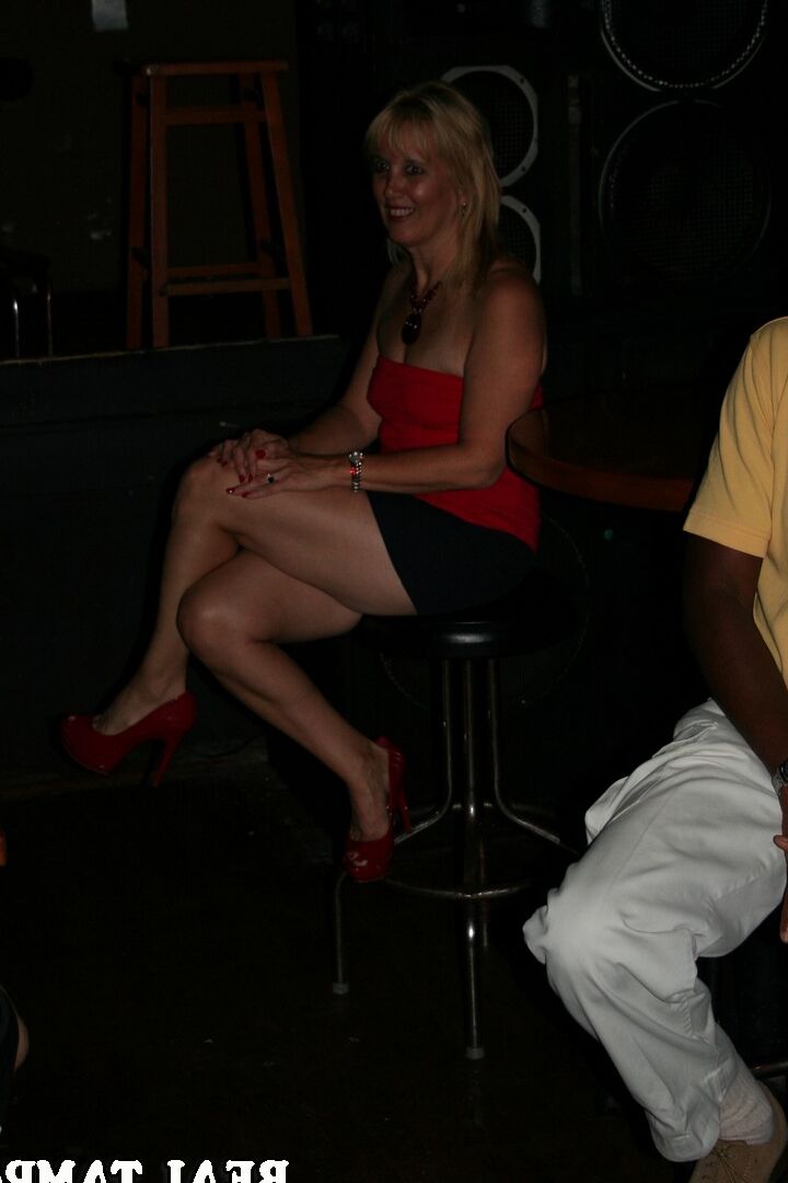 20P Esposas swingers maduras cachondas exponen sus grandes tetas