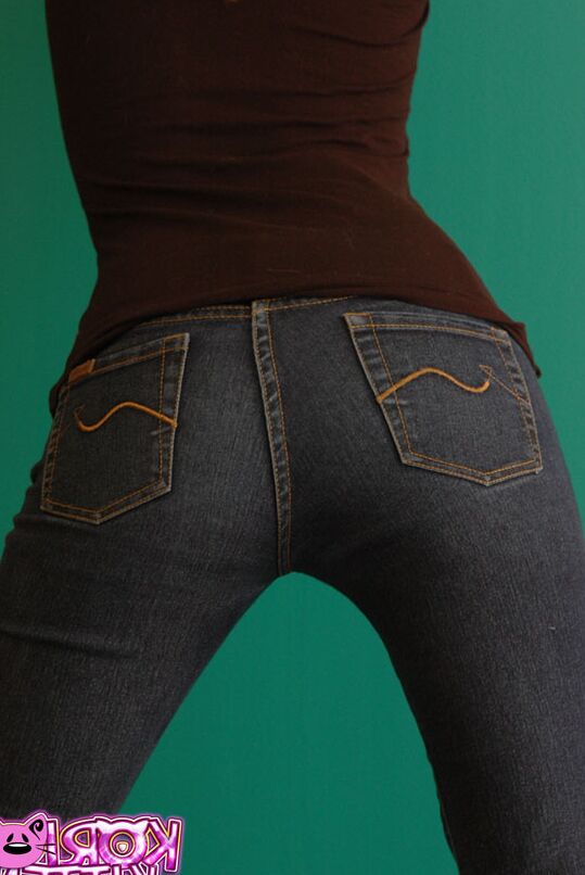 12P A ruiva natural Korina Bliss cobre seus seios nus em um par de jeans