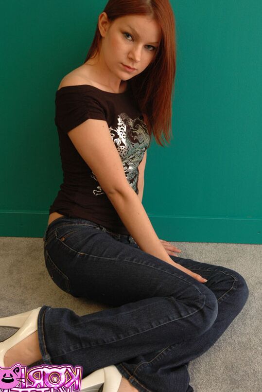 12P A ruiva natural Korina Bliss cobre seus seios nus em um par de jeans