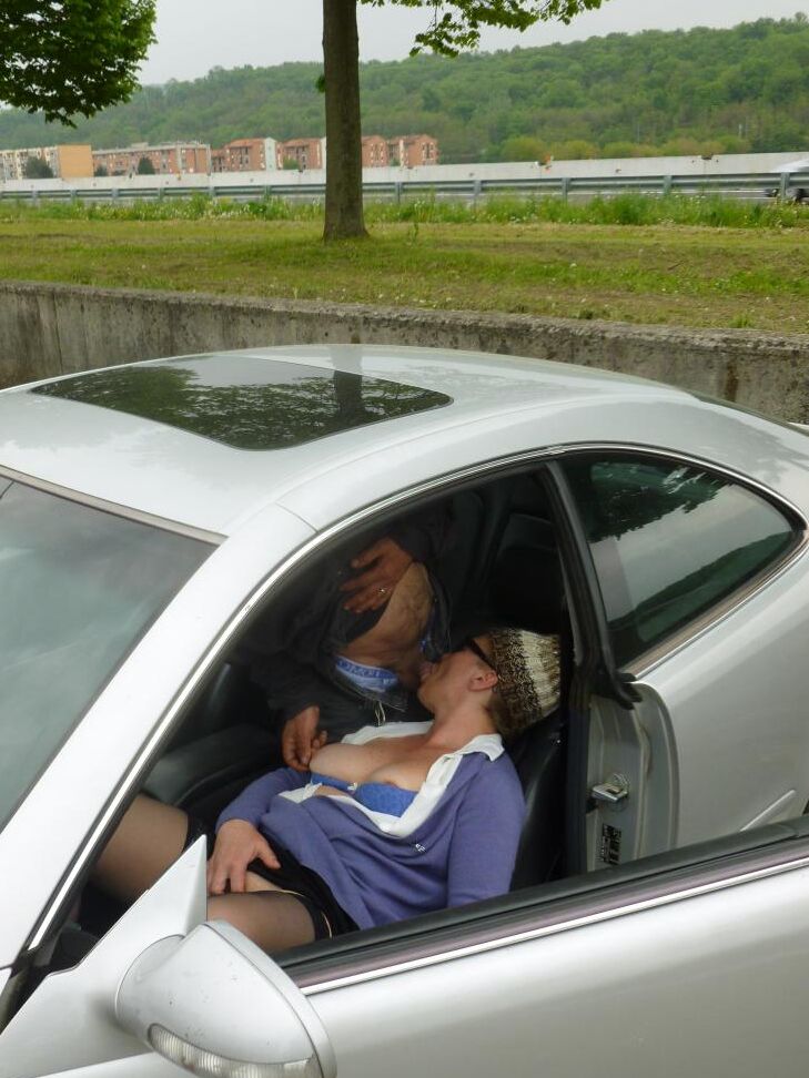 Der 17-jährige italienische Pickup-Künstler schafft es, eine reife Frau mit Mütze unter freiem Himmel zu ficken
